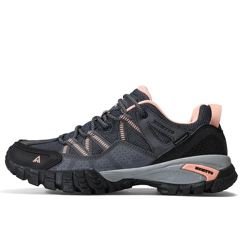 Chaussures de sport pour femme grises à lacets, parfaites pour la randonnée et le plein air sur tous types de sentiers.