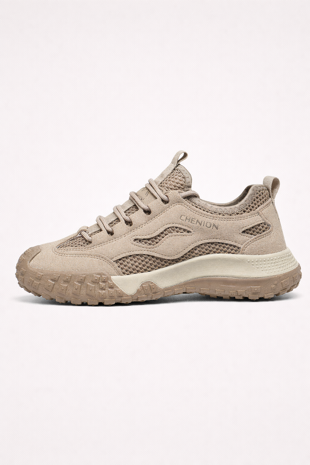 Chaussures de randonnée robustes pour homme, offrant confort et adhérence supérieure pour les activités en extérieur.