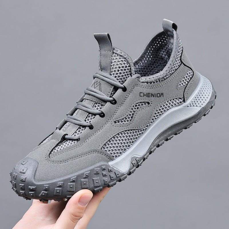 Paire de chaussures homme avec semelle antidérapante pour une adhérence optimale lors de la marche et activités extérieures.