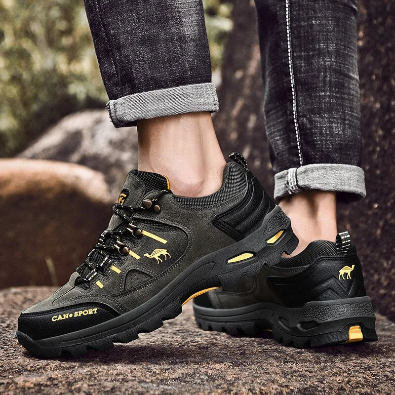 Semelle adhérente et durable de ces chaussures de randonnée, essentielle pour la sécurité sur sols glissants.
