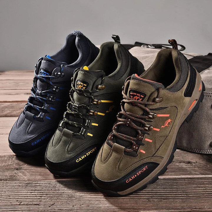 Chaussures d'aventure robustes et imperméables, construites pour les défis de l'extérieur et la neige.