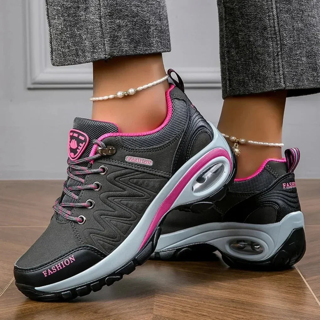 Chaussures de randonnée imperméables et robustes pour femme, multicolores, idéales pour sentiers et aventure en extérieur.