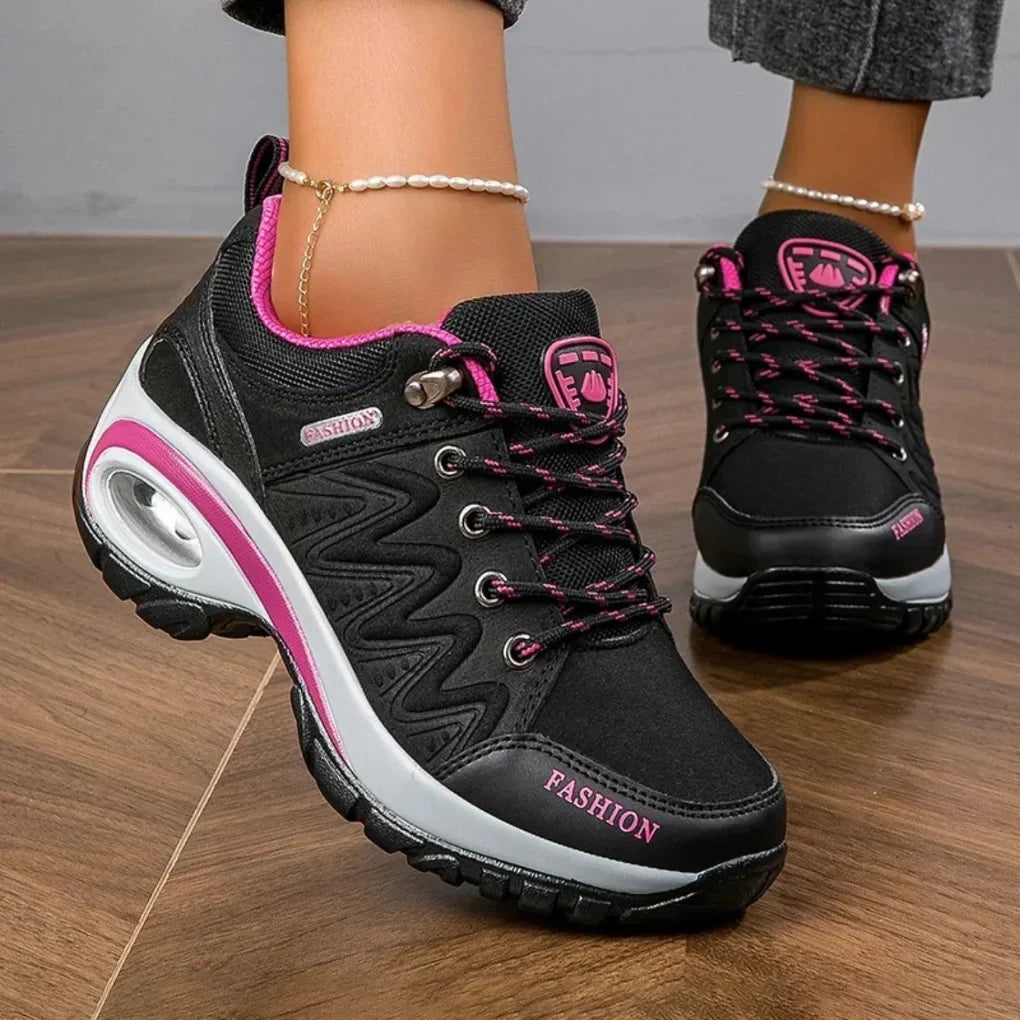 Paire de chaussures de randonnée femme, design multicolore, imperméables, pour une performance optimale sur sentiers.