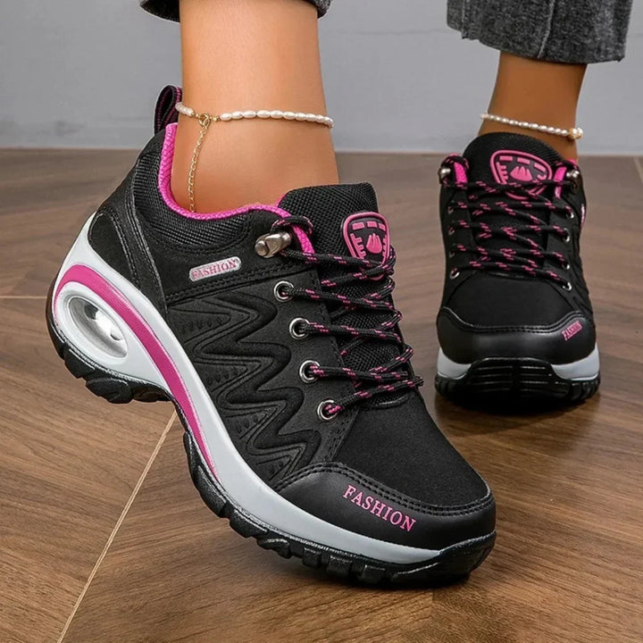 Paire de chaussures de randonnée femme, design multicolore, imperméables, pour une performance optimale sur sentiers.