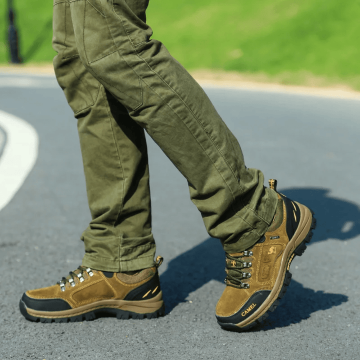 "Chaussures de randonnée imperméables pour homme, semelle antidérapante, couleur gris, idéale pour aventures extérieures."
