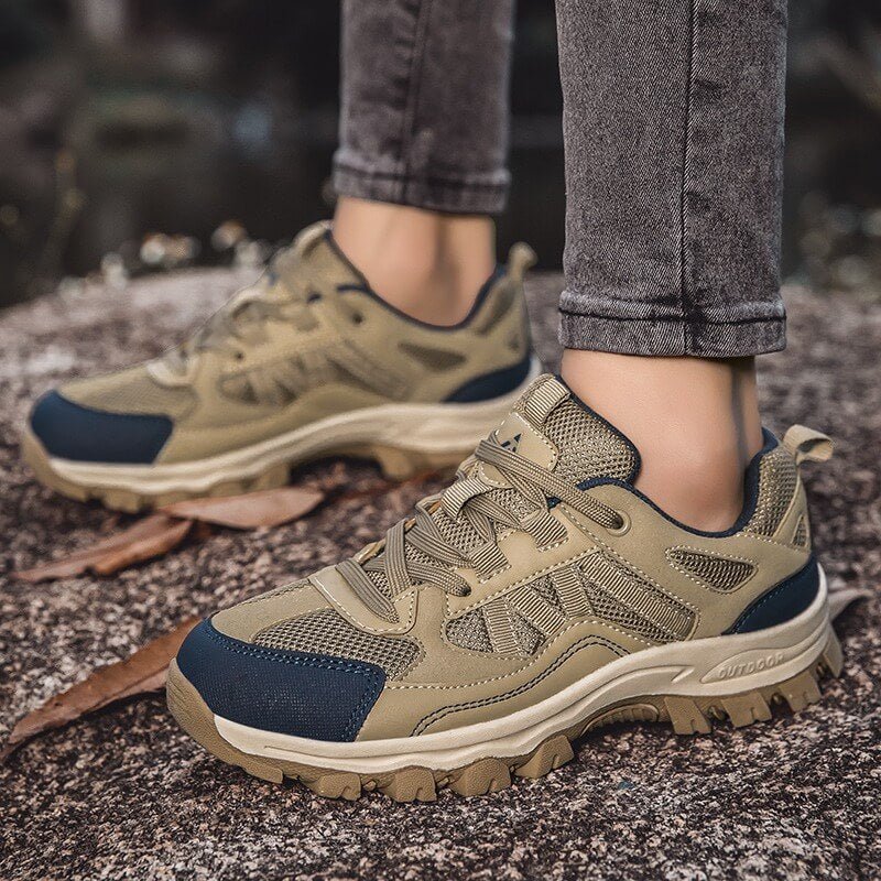 Chaussures de randonnée légères pour hommes, résistantes à l'eau, semelle adhérente, idéales pour terrains irréguliers.