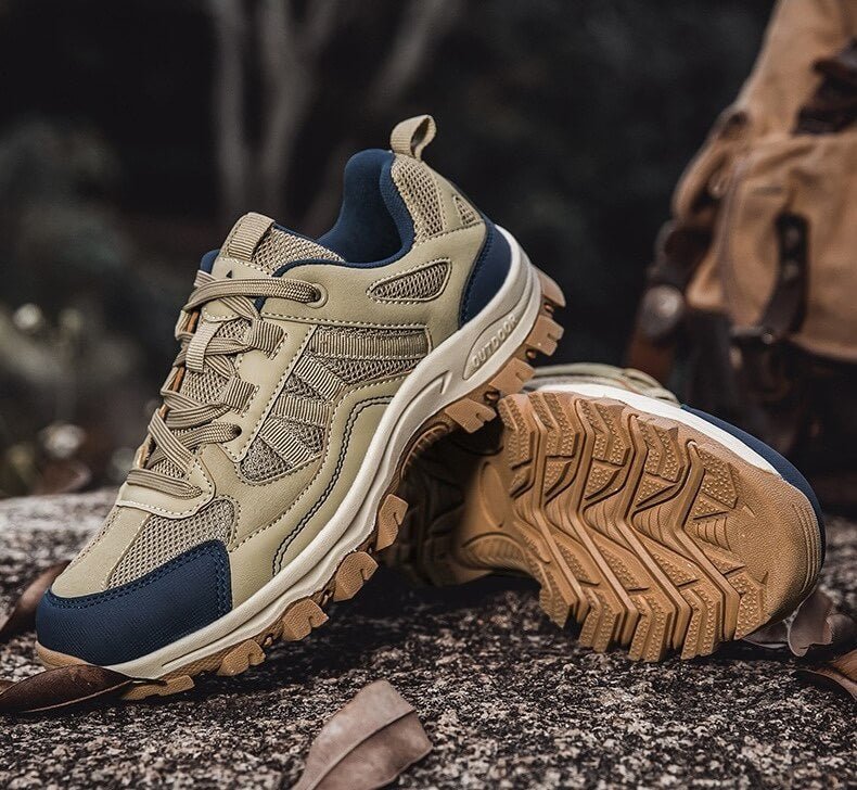 Chaussures de randonnée légères pour hommes, résistantes à l'eau, semelle adhérente, idéales pour terrains irréguliers.