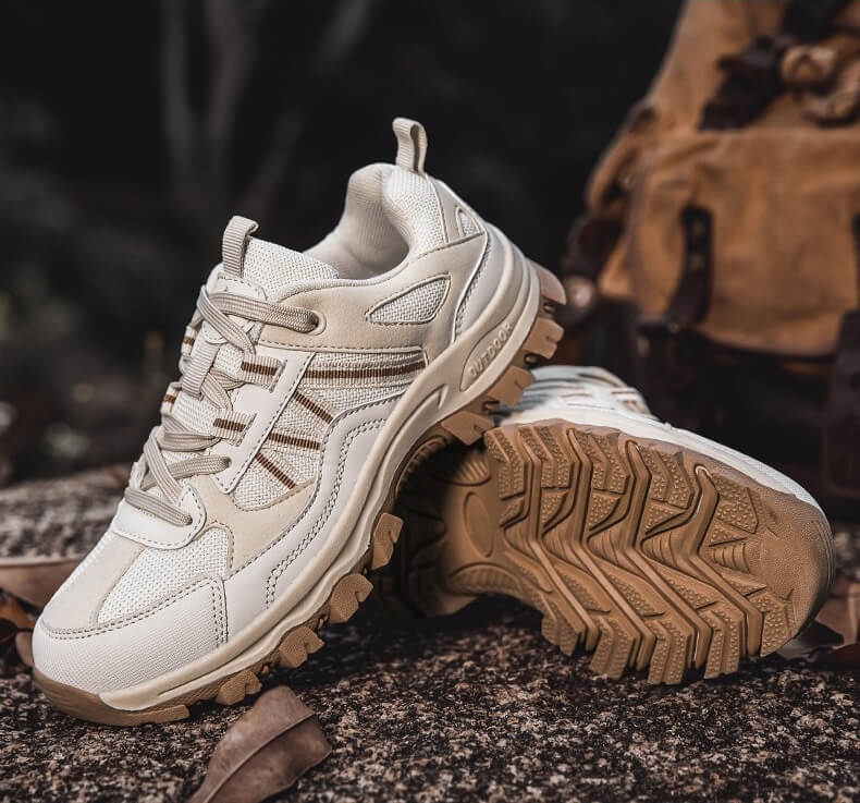 Chaussures de randonnée légères pour hommes, résistantes à l'eau, semelle adhérente, idéales pour terrains irréguliers.