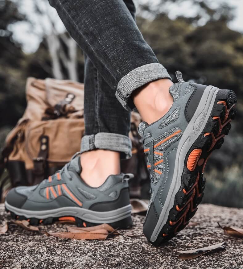 Chaussures de randonnée légères pour hommes, résistantes à l'eau, semelle adhérente, idéales pour terrains irréguliers.