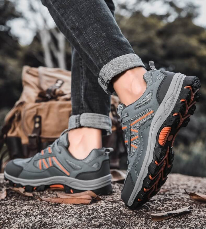 Chaussures de randonnée légères pour hommes, résistantes à l'eau, semelle adhérente, idéales pour terrains irréguliers.