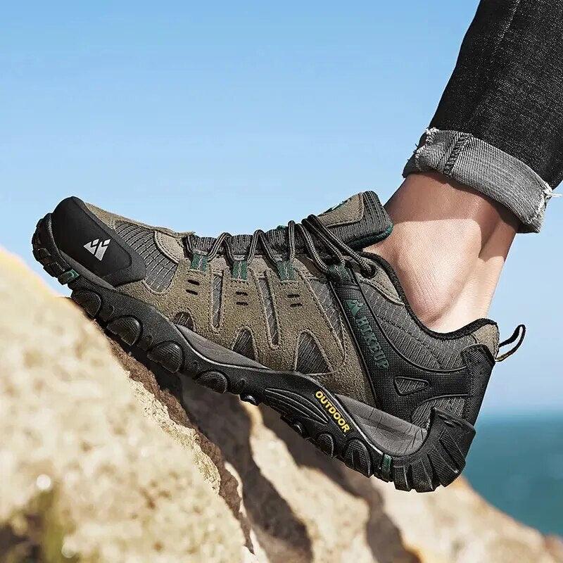 Chaussures de randonnée robustes homme, semelle antidérapante, style moderne, idéales terrain montagneux, confort optimal.