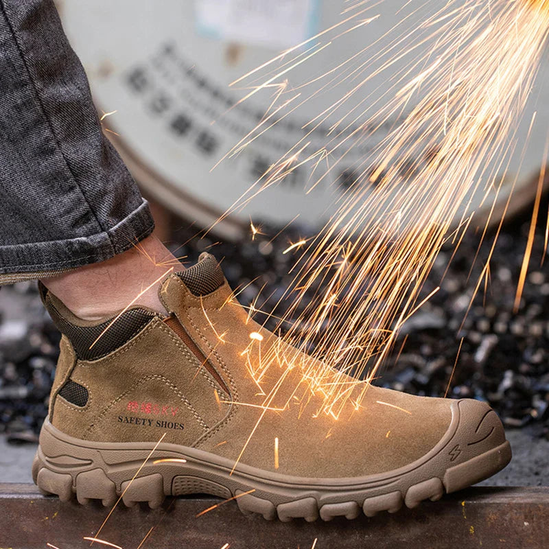 Chaussures de sécurité à enfiler pour hommes, robustes et protectrices, idéales pour chantiers et ateliers.