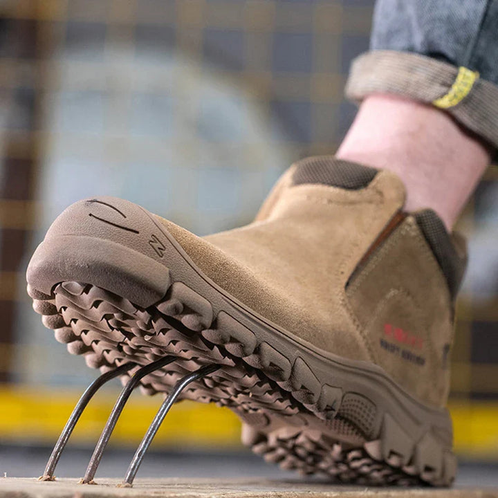 Chaussures de sécurité à enfiler pour hommes, robustes et antidérapantes, conçues pour la protection au travail.