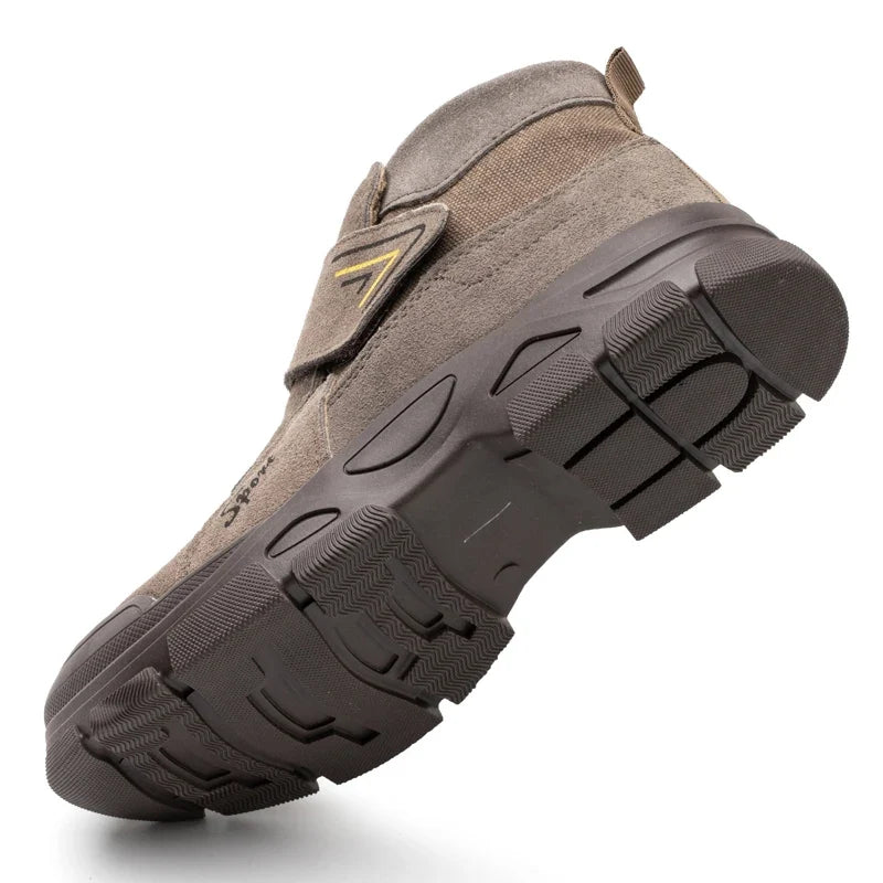 Vue latérale des chaussures de sécurité noires pour hommes avec embout acier renforcé. Design robuste et fonctionnel.