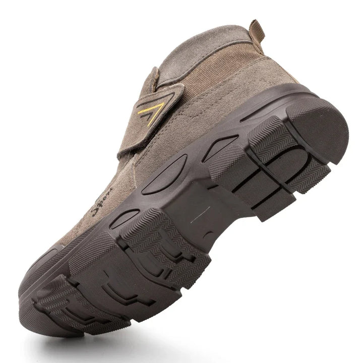 Vue latérale des chaussures de sécurité noires pour hommes avec embout acier renforcé. Design robuste et fonctionnel.