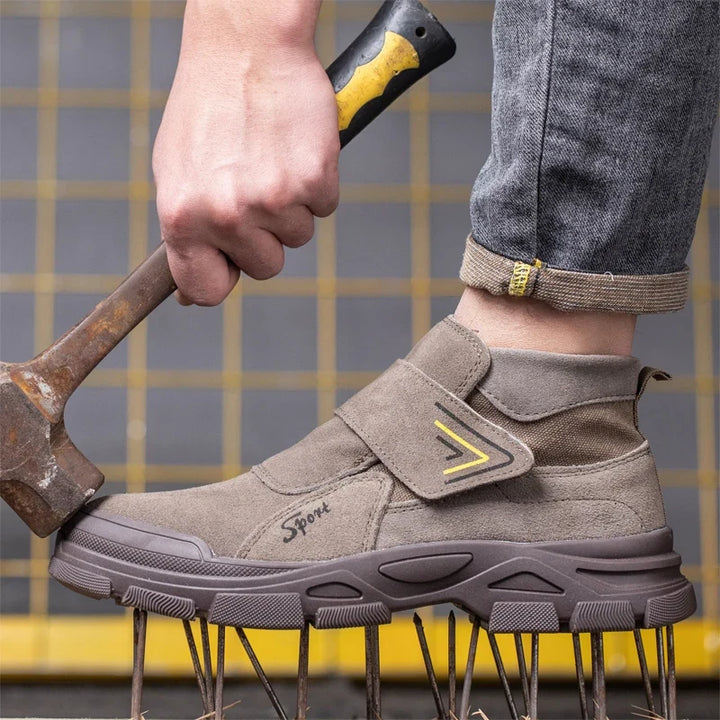 Paire de chaussures de sécurité masculines, anti-choc et anti-feu, pour une protection complète des pieds au travail.