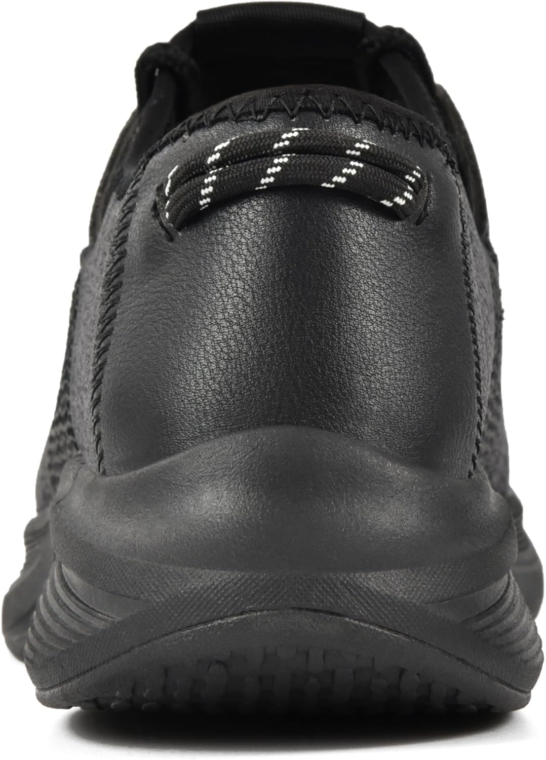 Gros plan embout composite chaussures de sécurité. Protection renforcée, ultra-légères pour travail.