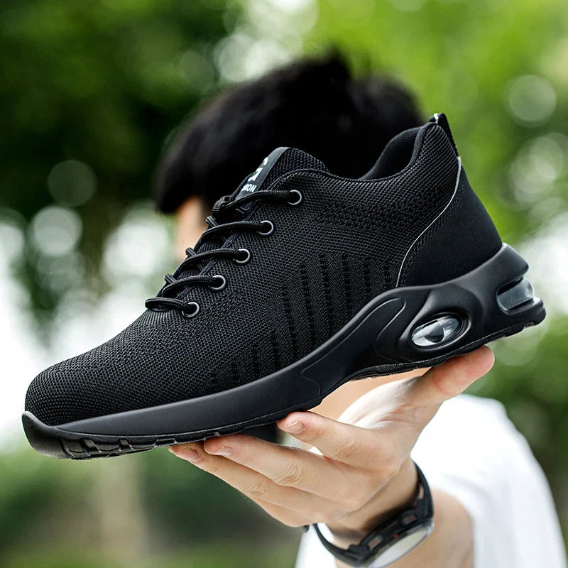 Vue latérale de chaussures de travail robustes anti-perforation et antidérapantes, idéales pour hommes et femmes.