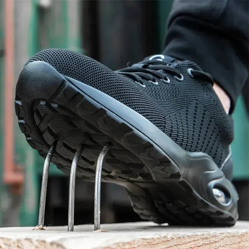Paire de chaussures de sécurité unisexes avec protection anti-perforation et embout acier, robustes et confortables.