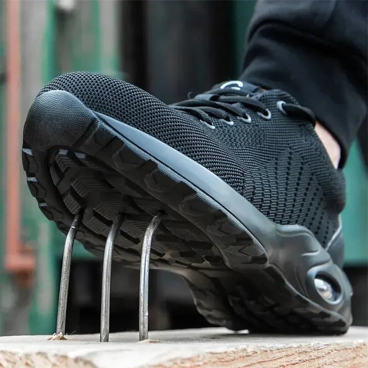 Paire de chaussures de sécurité unisexes avec protection anti-perforation et embout acier, robustes et confortables.