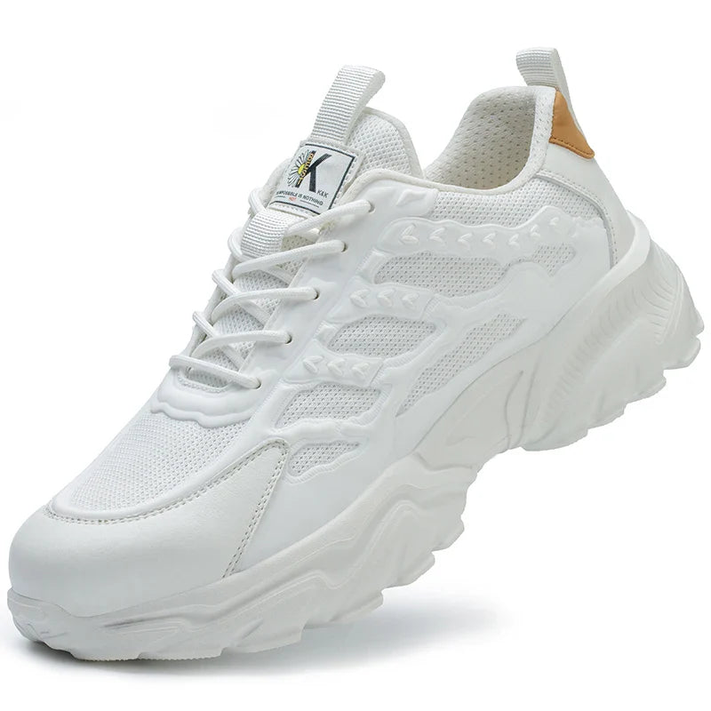 Détail des chaussures de sécurité respirantes avec tige en maille et semelle anti-perforation.