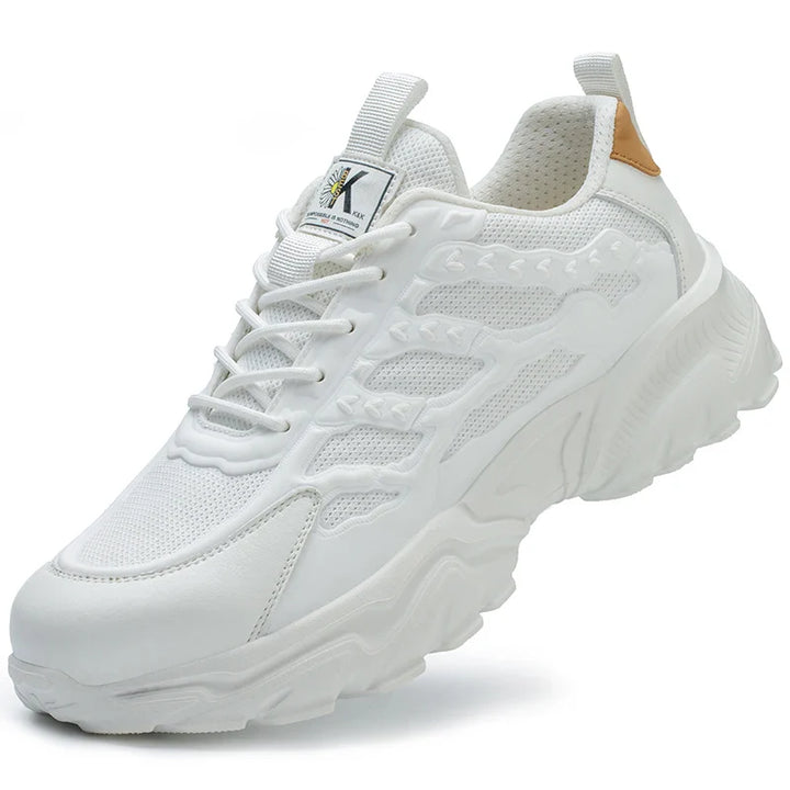 Détail des chaussures de sécurité respirantes avec tige en maille et semelle anti-perforation.