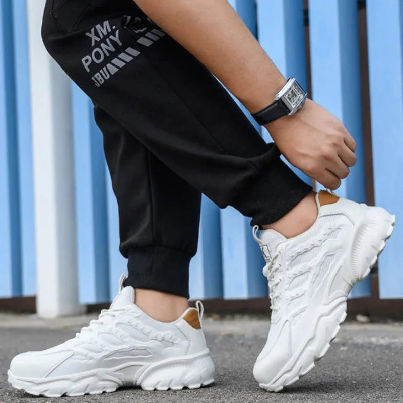 Paire de chaussures de sécurité unisexes, parfaites pour le chantier, avec embout acier et design confortable.