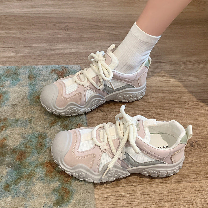 Mode sportive: chaussures de sport femme beiges, parfaites pour le quotidien actif, offrant confort et adhérence.