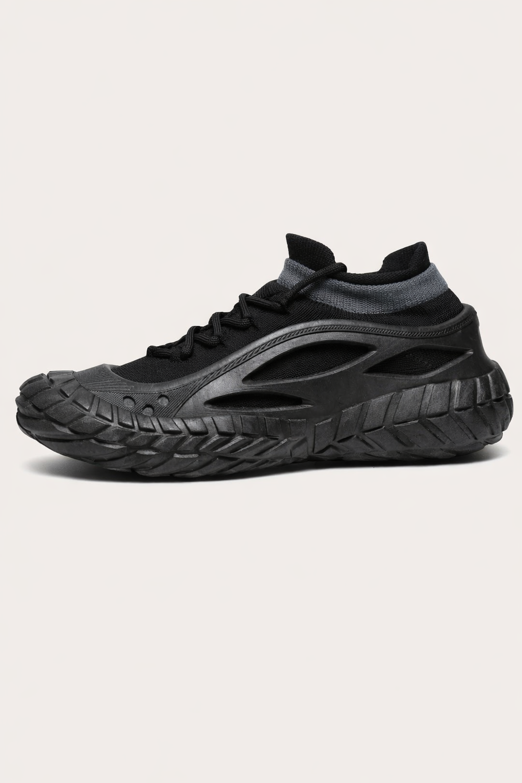 Chaussures hommes avec semelle ergonomique épaisse, offrant soutien optimal et confort pour le sport et activités.