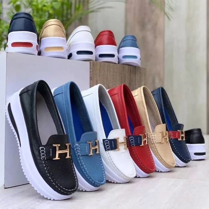 "Chaussures décontractées femme modernes, semelle souple, design élégant, confort optimal, sans lacets"