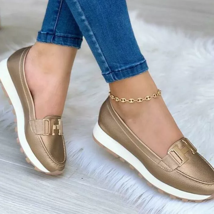 "Chaussures décontractées femme modernes, semelle souple, design élégant, confort optimal, sans lacets"