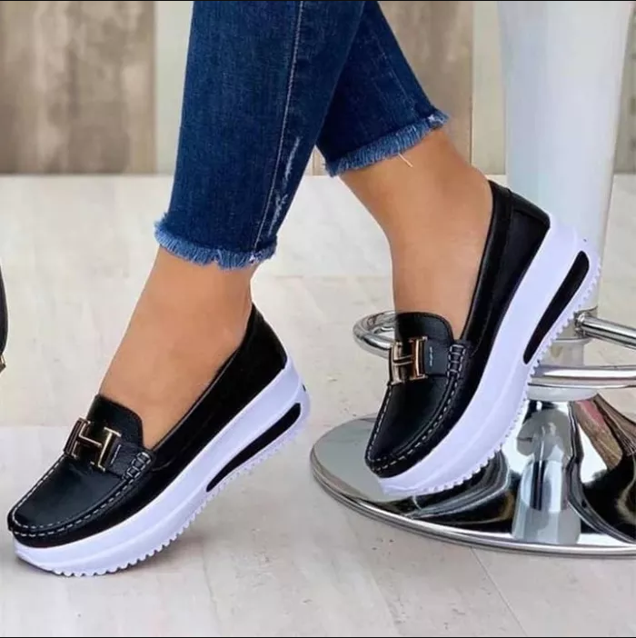 "Chaussures décontractées femme modernes, semelle souple, design élégant, confort optimal, sans lacets"