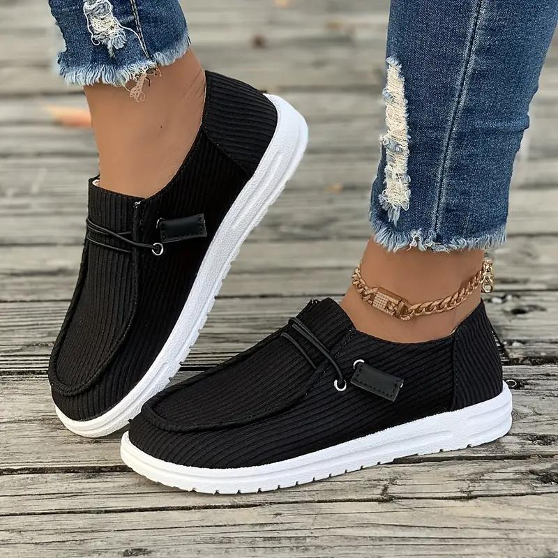 "Chaussures décontractées femme slip-on confort, design minimaliste, semelle légère, élégantes pour un look chic et détendu."