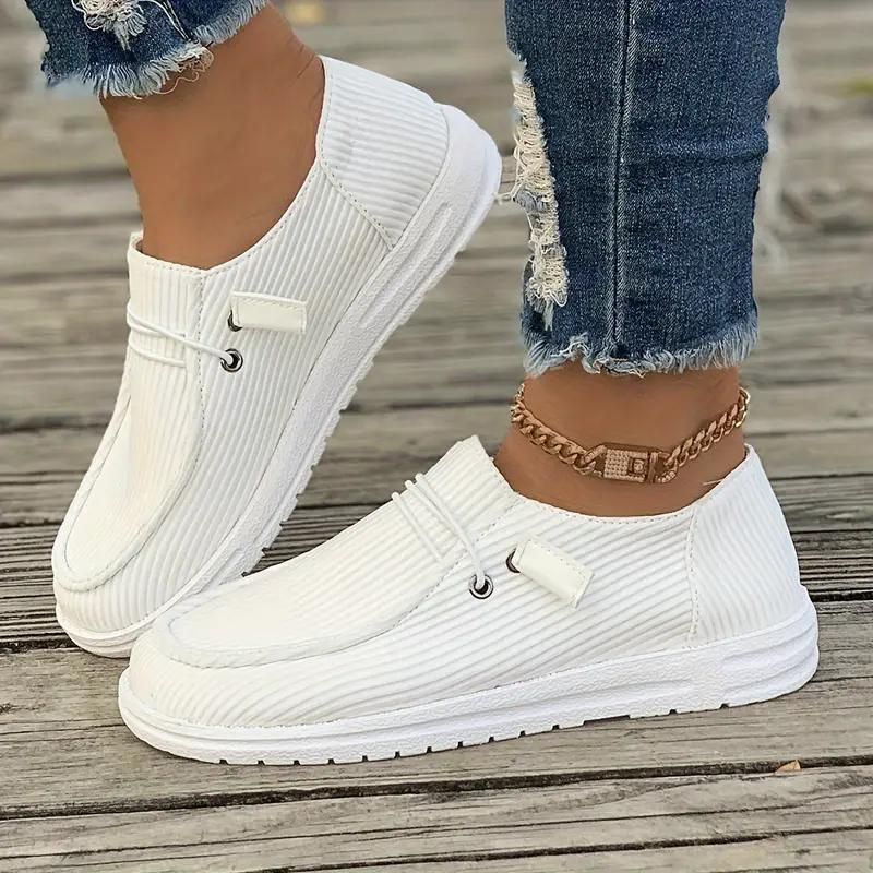 "Chaussures décontractées femme slip-on confort, design minimaliste, semelle légère, élégantes pour un look chic et détendu."