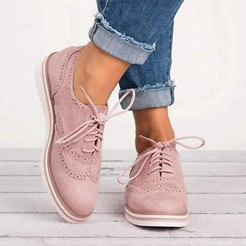 "Chaussures Derby femme en cuir velours, détails brogue, élégantes et confortables, idéales pour toutes occasions."