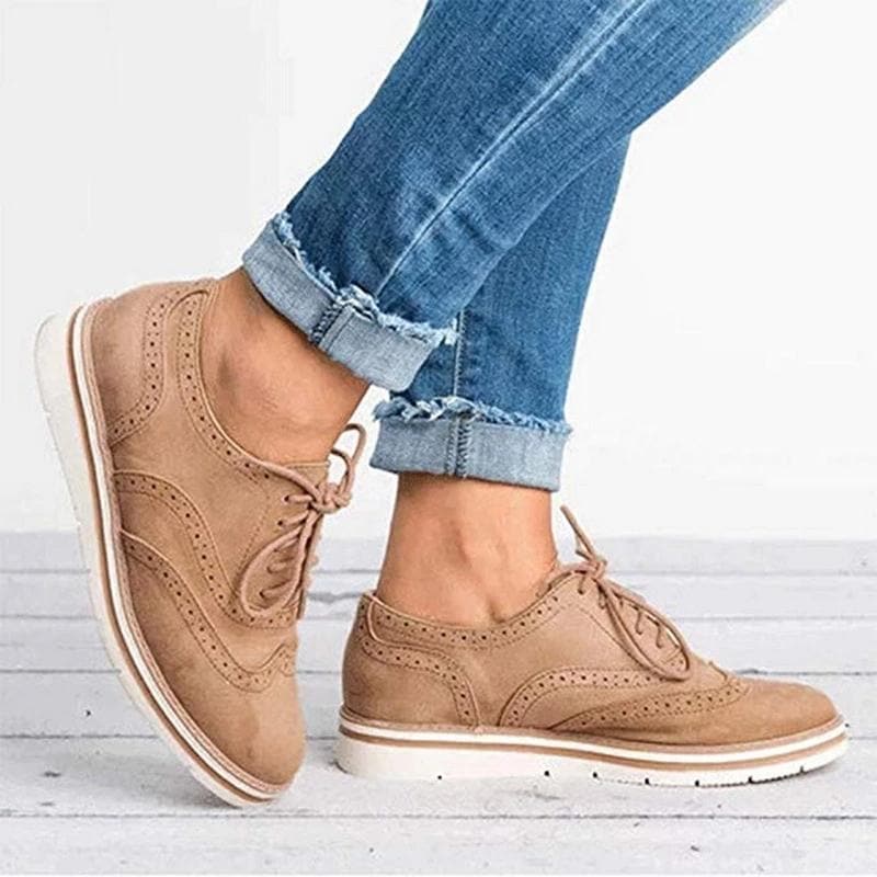 "Chaussures Derby femme en cuir velours, détails brogue, élégantes et confortables, idéales pour toutes occasions."