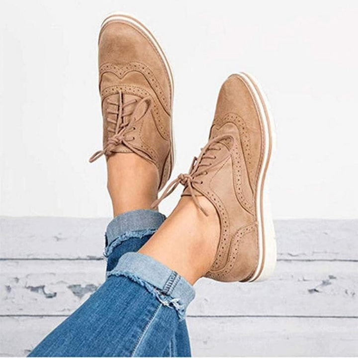 "Chaussures Derby femme en cuir velours, détails brogue, élégantes et confortables, idéales pour toutes occasions."