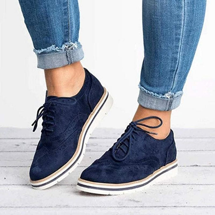 "Chaussures Derby femme en cuir velours, détails brogue, élégantes et confortables, idéales pour toutes occasions."