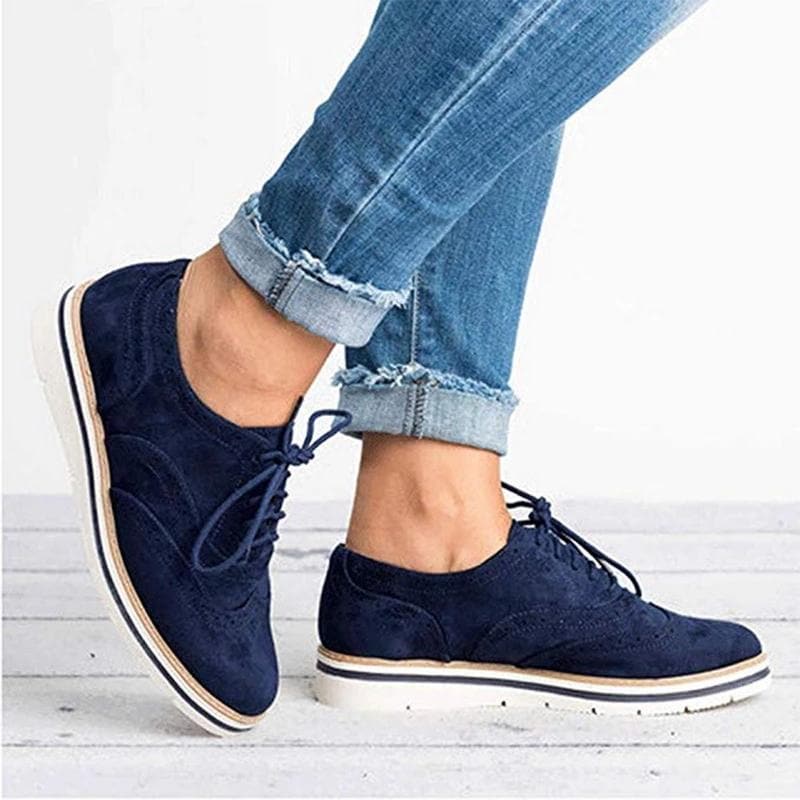 "Chaussures Derby femme en cuir velours, détails brogue, élégantes et confortables, idéales pour toutes occasions."