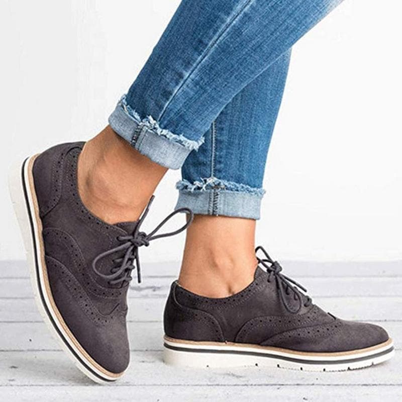 "Chaussures Derby femme en cuir velours, détails brogue, élégantes et confortables, idéales pour toutes occasions."