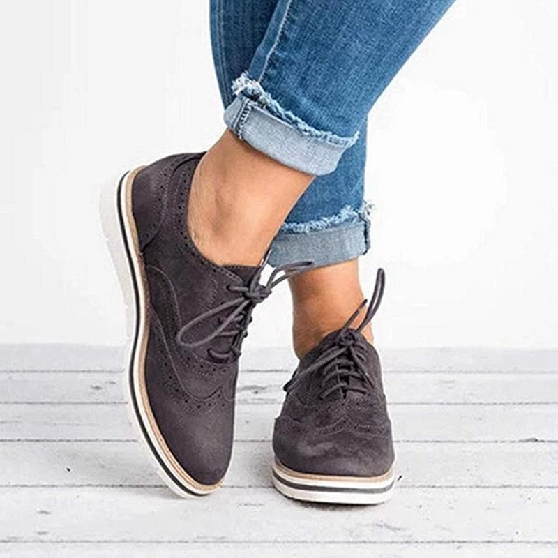 "Chaussures Derby femme en cuir velours, détails brogue, élégantes et confortables, idéales pour toutes occasions."