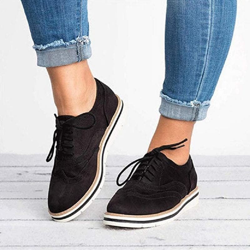 "Chaussures Derby femme en cuir velours, détails brogue, élégantes et confortables, idéales pour toutes occasions."