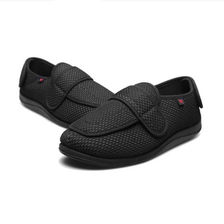 Paire de chaussures larges pour pieds sensibles, offrant soutien orthopédique et confort antidérapant.