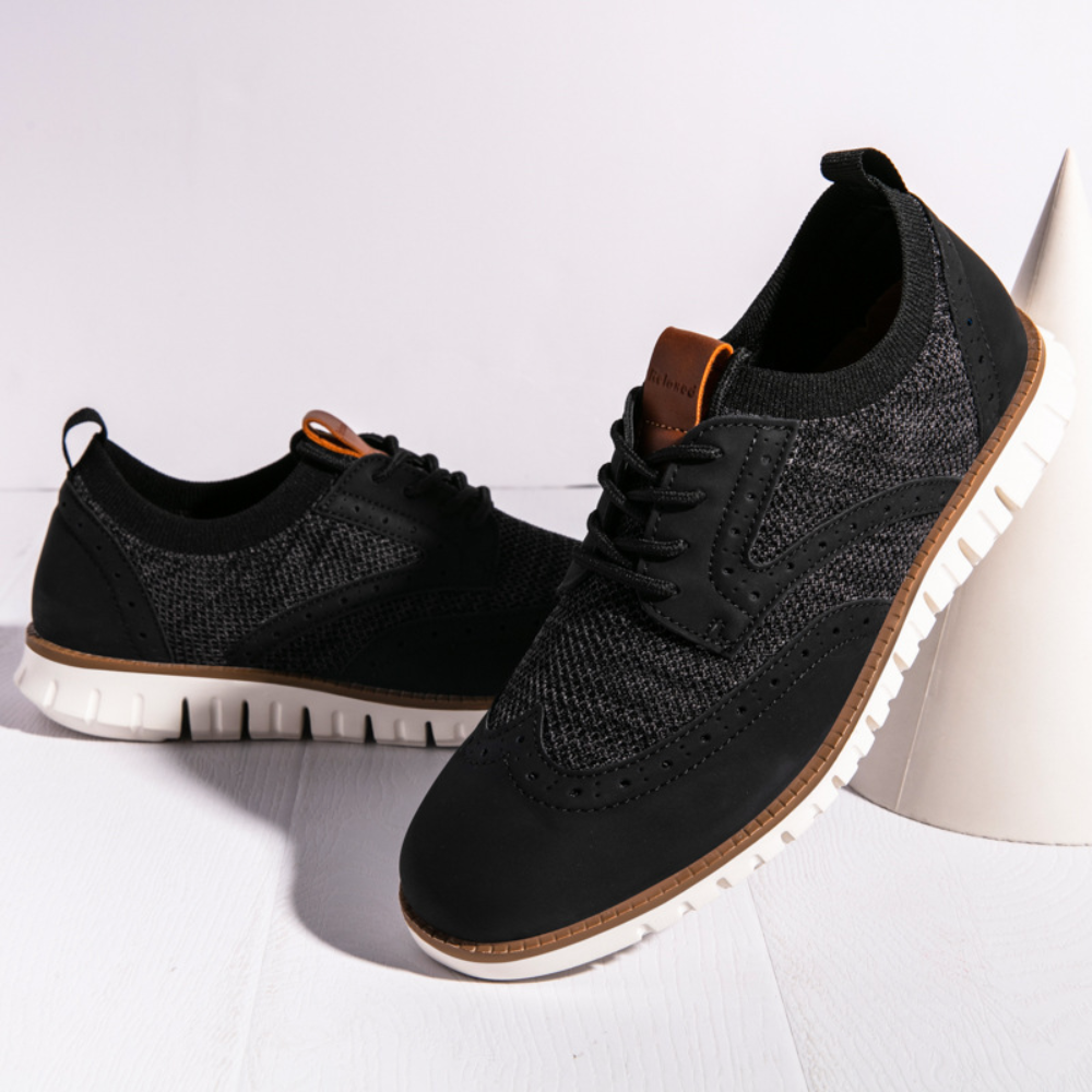 "Chaussures élégantes en cuir synthétique bleu foncé pour hommes, respirantes et au design moderne."