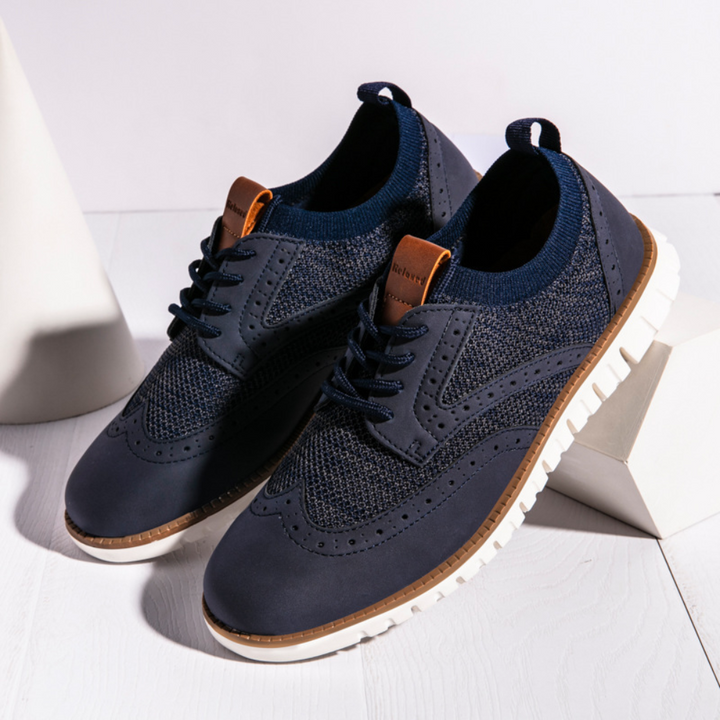 "Chaussures élégantes en cuir synthétique bleu foncé pour hommes, respirantes et au design moderne."