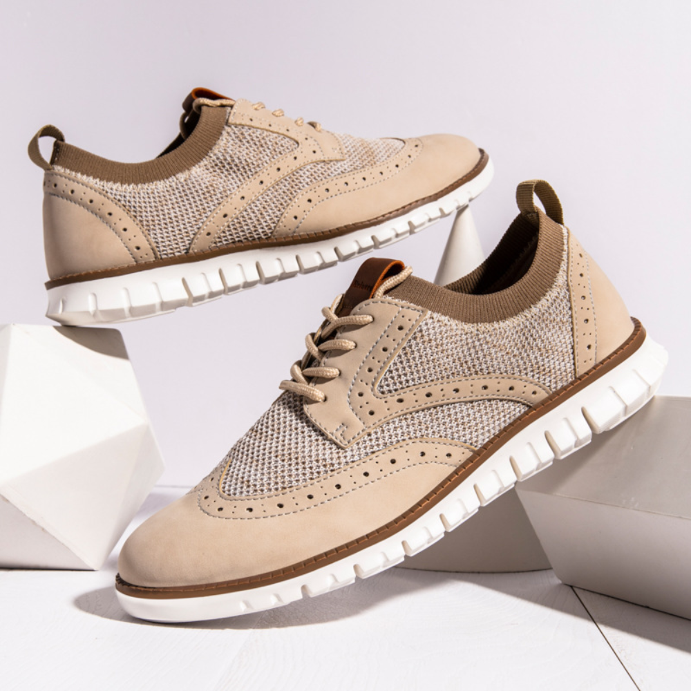 "Chaussures élégantes en cuir synthétique bleu foncé pour hommes, respirantes et au design moderne."