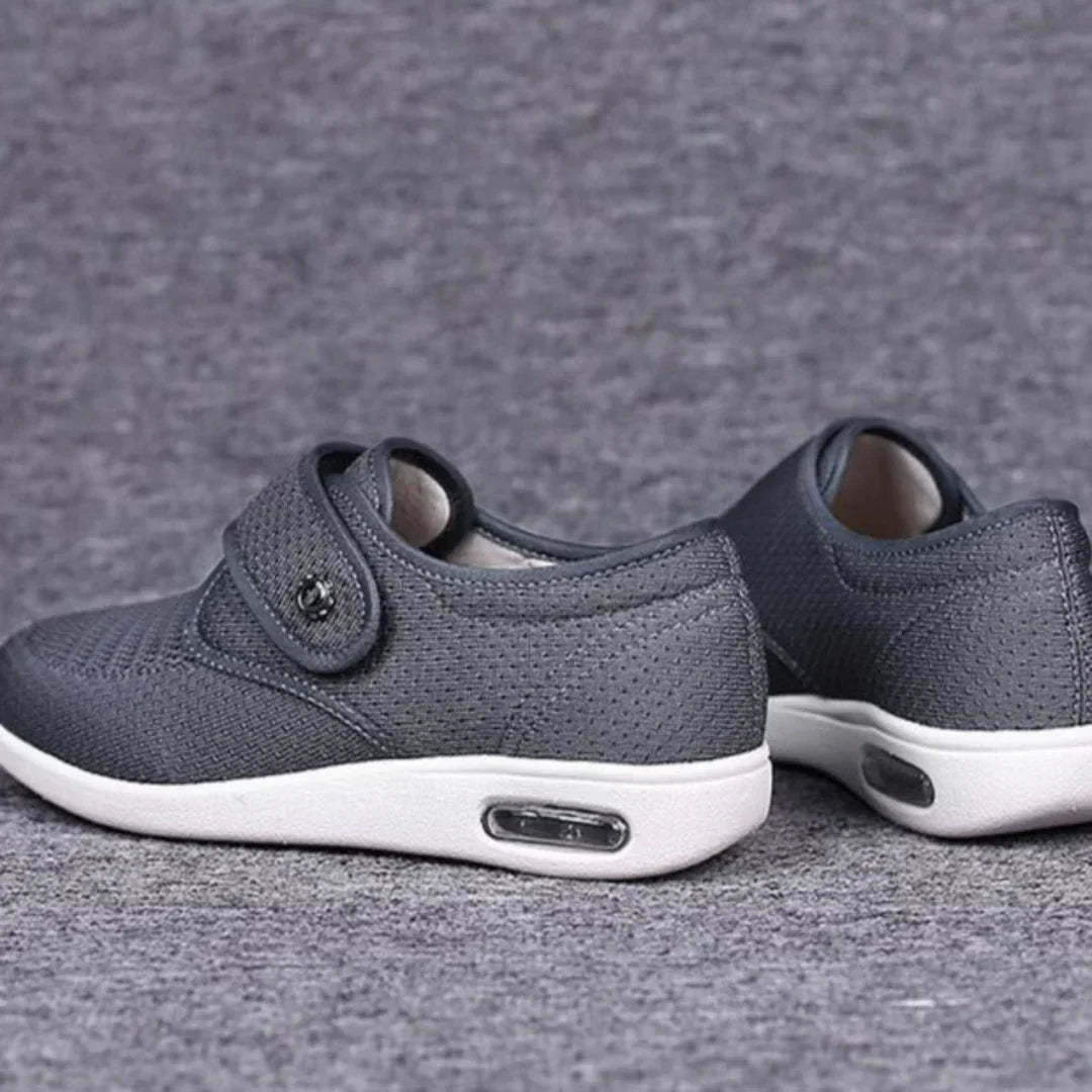 "Chaussures élégantes pour diabétiques, design spacieux et semelle douce, parfaites pour pieds sensibles en noir et marron cl