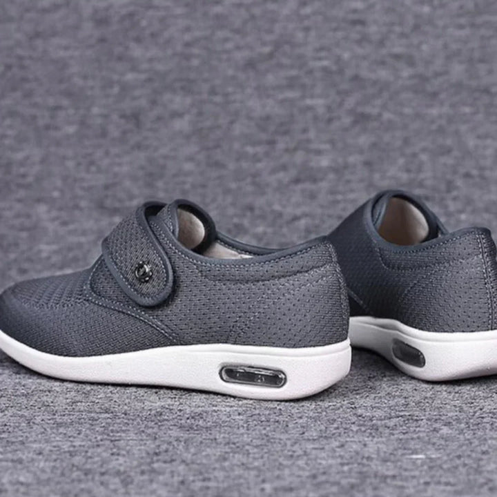 "Chaussures élégantes pour diabétiques, design spacieux et semelle douce, parfaites pour pieds sensibles en noir et marron cl