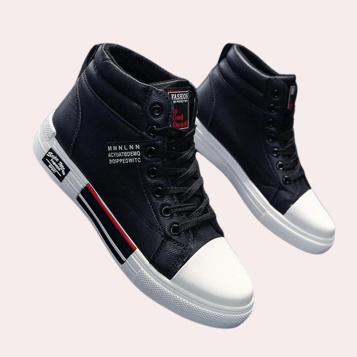 "Chaussures en cuir noir pour hommes, design raffiné, détails soignés, élégance classique, convenance formelle et décontracté