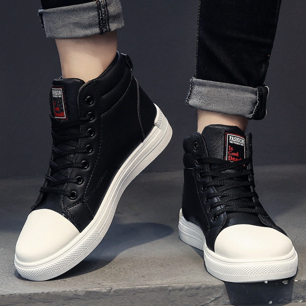 "Chaussures en cuir noir pour hommes, design raffiné, détails soignés, élégance classique, convenance formelle et décontracté